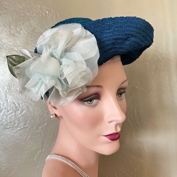 BEGUILING 1940s' 2 COLOR STRAW HAT WITH FABRIC FLOWERS
